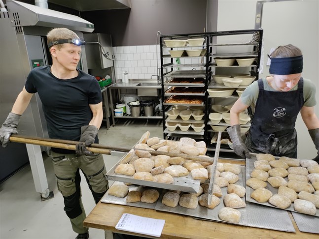 Markus Smeds har precis tagit ut den sista satsen semlor ur den vedeldade stenugnen vid Jeriko gård och frun Camilla tar över hanteringen.