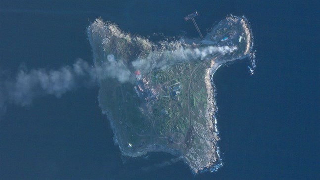 Ormön i Svarta havet. Flygfotot är taget 8 maj vid en tidigare ukrainsk attack mot ryska mål.