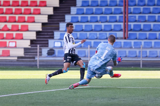 Samba Sillah spelades till VPS bästa målchans i första halvlek. Men SJK-målvakten Jesse Öst hann i vägen.
Photo: Juha Lahti