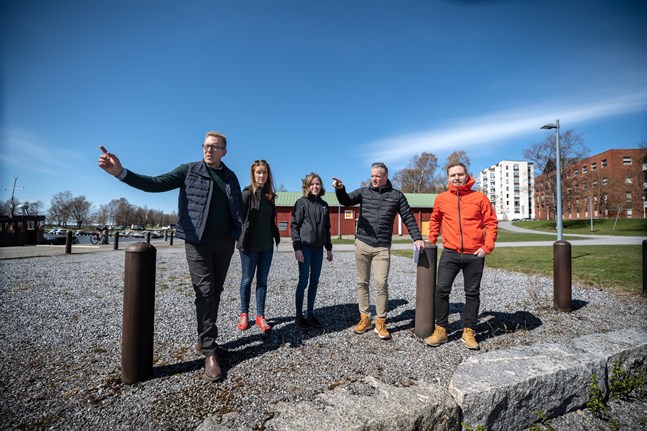Det är många som samarbetar kring restaurangprojektet på Universitetsstranden i Vasa. Från vänster: Martti Sahala, Tiina Heikkilä, Frida Gammelgård, Sebastian Sahlberg och John Öst.