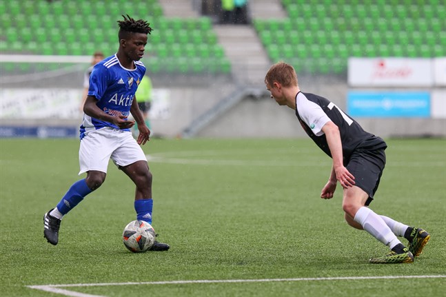 Lubunga Etokas första mål för säsongen innebar seger för Vasa IFK. Här utmanar han Hercules vänsterback Joona Juntunen.