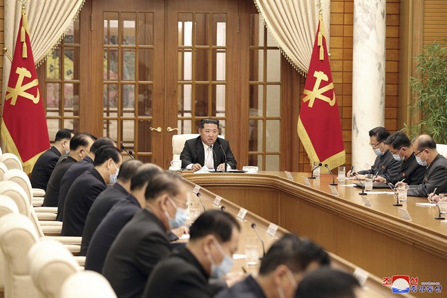 Nordkoreas ledare Kim Jong-Un under ett möte med det styrande kommunistpartiets centralkommitté i torsdags. Bild tillhandahållen av Nordkoreas kommunistparti.
