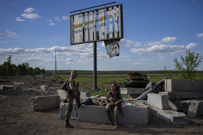 Ukrainska försvarssoldater vaktar område i norra Charkiv.
