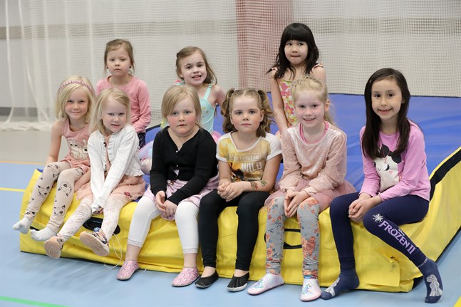 Estelle Myllymäki, Clarissa Lindvall, Emma Vikström och på nedre raden Astrid Häger, Leia Lindvall, Alva Helenius, Selma Salonen, Laline Vingren och Emma Blomstedt är med i gruppen Dans och Lek för 5-6-åringar.