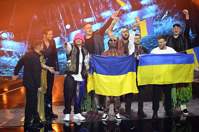 Kalush Orchestra, storfavoriterna från Ukraina, jublade Eurovision song contest-scenen i Turin.