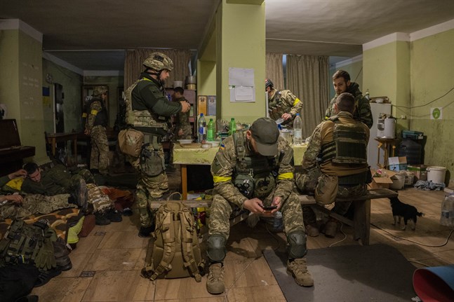 Ukrainska nationalgardet samlas i ett hus i en by utanför Charkiv, som nyligen befriats från ockupation.