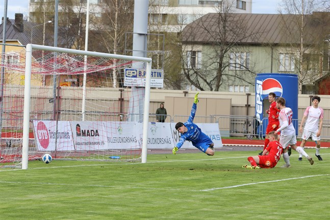 Jim Myrevik har just gjort 3–0 för Jaro mot PK-35 på passning av Severi Kähkönen.