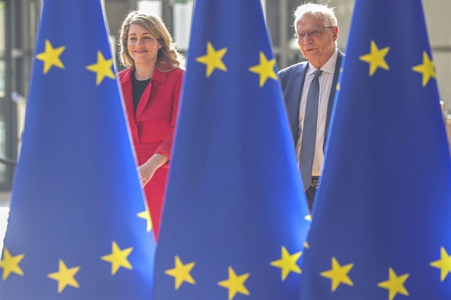 Kanadas utrikesminister Mélanie Joly och EU:s utrikeschef Josep Borrell på väg in till måndagens möte i Bryssel.