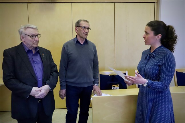 Gustav Rönnlöv och Christer Bogren förde pensionärernas talan när de träffade Malax kommundirektör Jenny Malmsten. Rönnlöv är ordförande för Pensionärsföreningen Nygammal i Petalax och Bogren för Malax Pensionärer.