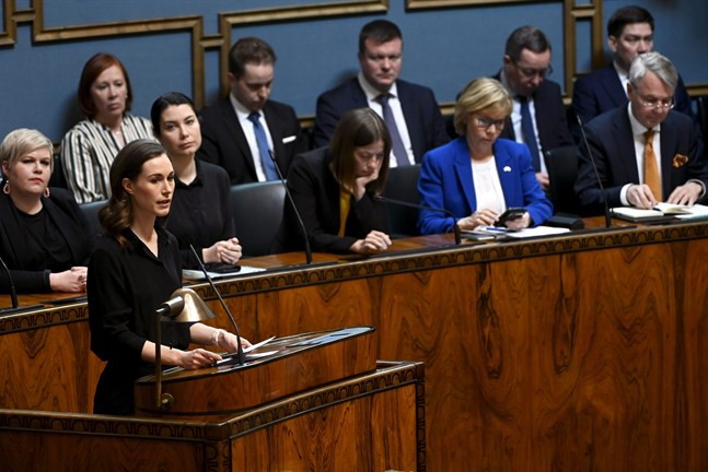 Statsminister Sanna Marin (SDP) inledde den historiska debatten i riksdagen på måndagsförmiddagen.