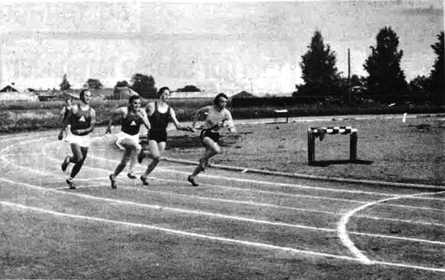 Sista växlingen på 4 x 100 m. Kraft och Länken låg i jämbredd men Bergman spurtade fint och såg till att Kraft vann.