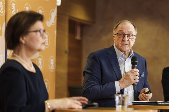 Arbetsgruppens ordförande Rauno Ihalainen och ledande sakkunnig Liisa-Maria Voipio-Pulkki menar att coronafallen kan bli fler igen i höst. Då behöver social- och hälsovården vara redo.
