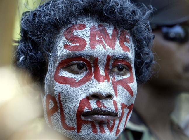 "Rädda vår planet", står det målat i ansiktet på en klimatdemonstrant på Bali.