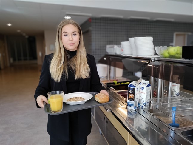 Elvira Nyrönen som är ordförande för studentkåren i Jakobstads gymnasium är orolig för orken hos de studerande om de skippar mellanmålet på grund av det höjda priset.
