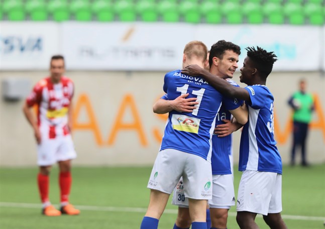 Mikke Silvennoinen och Lubunga Etoka gratulerar Shkelqim Xhosa efter 1–0-målet.