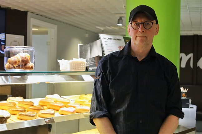 Vasabon Jari Renko har drivit Arnolds i Rewell Center i över 12 år. Trots att kaféet stänger fortsätter han arbeta i livsmedelsbranschen.