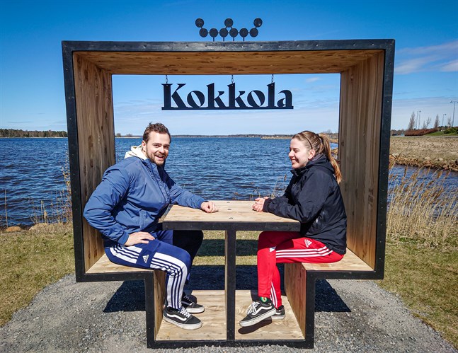 Joonatan Vanhala är hemma från Karleby. Hilla Vainikka från Villmanstrand besöker staden för första gången. Bägge gillade utflykten till Havsparken och tyckte att landskapsskylten var något unikt som inte hittas i Åbo där de bor.
