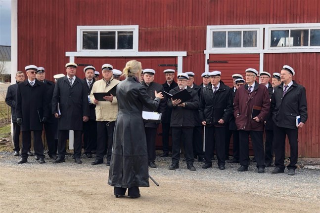 I år uppträdde medlemmar i Terjärv manskör och Kronoby manskör tillsammans på första maj. Då var Eva-Lott Björklund dirigent.