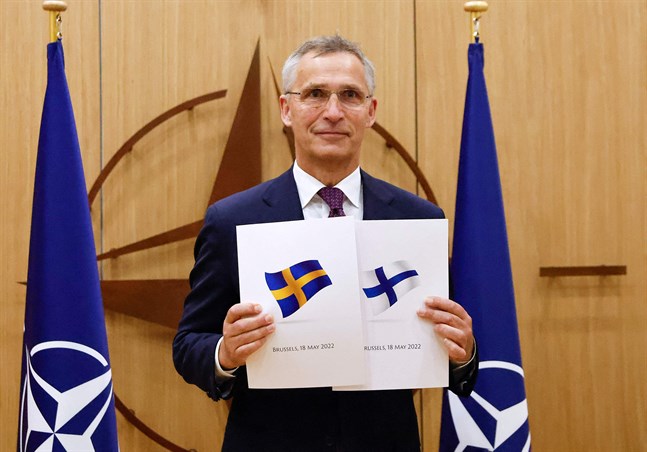 Natos generalsekreterare Jens Stoltenberg med Sveriges och Finlands ansökningar.