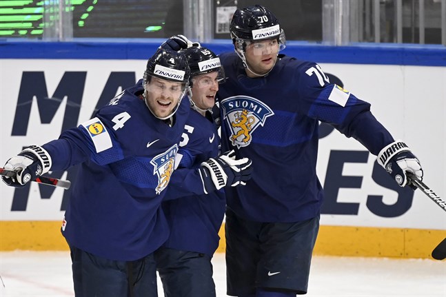 "Ex-ryssarna" Mikko Lehtonen (till vänster), Sakari Manninen och Teemu Hartikainen firar 3–0-målet mot USA.
