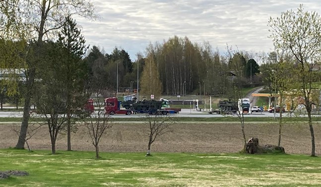 Försvarsmaktens pansarvagnar transporteras till en övning i Lohteå. Natten till onsdag stod några av dem på parkeringen vid ABC-stationen i Oravais.
