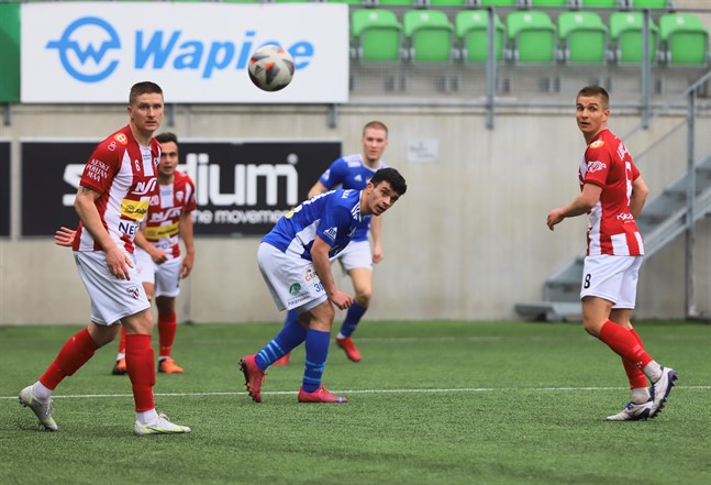 Teemu Mäki, Shkelqim Xhosa och Ville Luokkala. Mäkis och Luokkalas GBK var starkare i Karleby på torsdagskvällen. Bilden är tagen 18 maj då VIFK vann med 5–2 hemma i Sandviken.