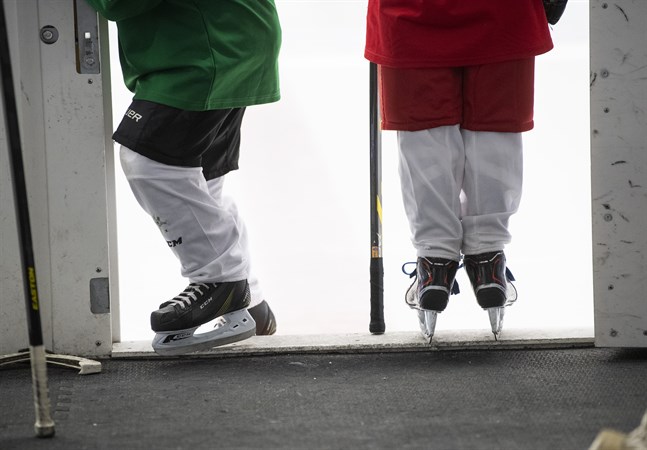 Ukrainska barn på flykt får hockeyutrustning av NHL-spelarna.