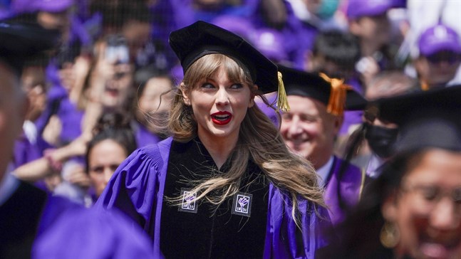 Taylor Swift Swift har sålt 100 miljoner skivor och kan nu sätta titeln hedersdoktor på sitt cv.