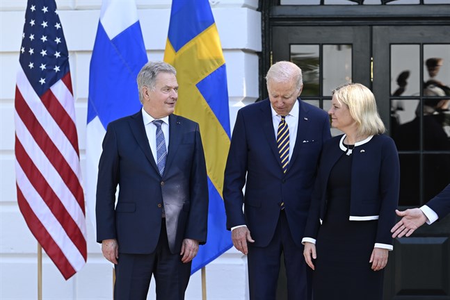 Finlands president Sauli Niinistö, USA:s president Joe Biden och statsminister Magdalena Andersson utanför Vita Huset i Washington D.C.