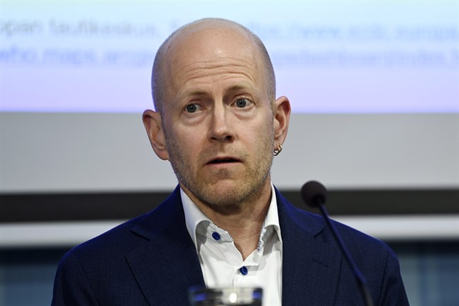 Överläkare Otto Helve vid Institutet för hälsa och välfärd uppmuntrar till vaccination och god handhygien. Han säger att ingen vill se en återgång på hösten till hårda restriktioner.