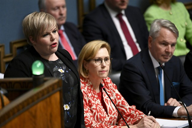 Finansminister Annika Saarikko (C) sade att den slopade fastighetsskatten uttryckligen skulle gynna de lantbrukare som nyligen investerat i fastigheter och nu har svårt att klara sig.