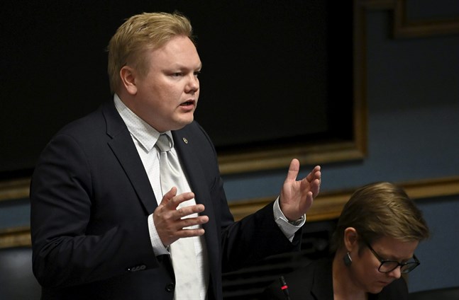 Jord- och skogsbruksminister Antti Kurvinen (C) gläds över beslutet.