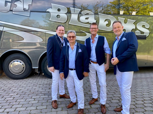 Efter ett trettiotal spelningar i Sverige med Matz Bladhs kommer Tom Käldström (längst till vänster i bild) till Emet folkpark med dansbandet på lördag kväll 21 maj 2022.
