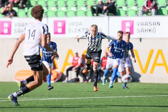 Aleksi Pahkasalo spelade fram till Tete Yengis (i förgrunden) kvittering i början av andra halvlek.