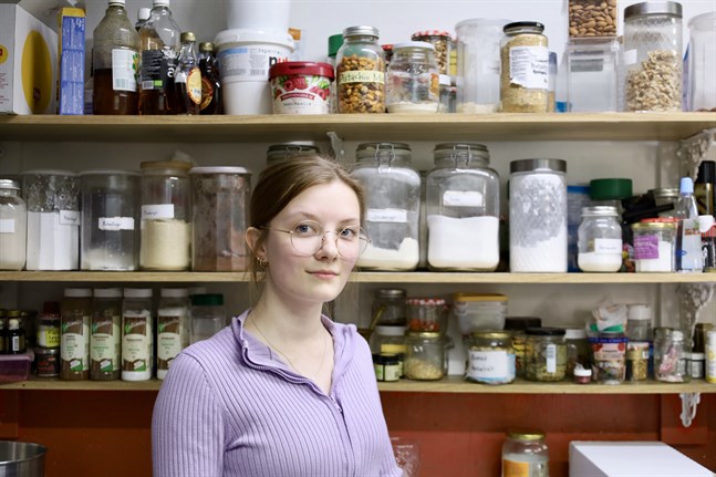 Frida Koskinen jobbar för tillfället i ett kafékök i Vasa.
