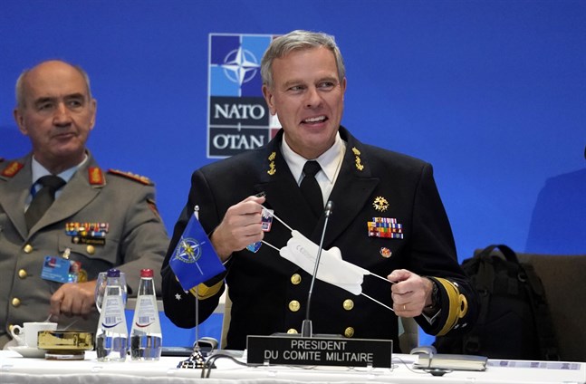Nederländske amiralen Rob Bauer (mitten) är ordförande i Natos militärkommitté, som samlar medlemsländernas försvarschefer. Arkivfoto.