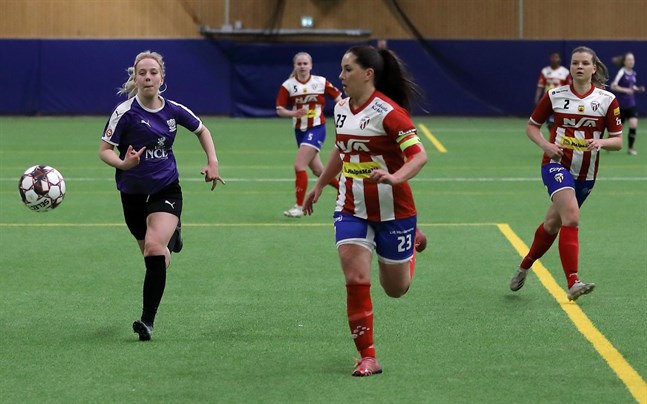 GBK:s lagkapten Rebecca Rasmus har koll på bollen och Ella Niemi i FC United. I bakgrunden syns Janika Sillanpää (2) och Anette Huhtala (5) i GBK.