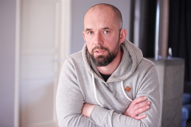 Situationen i Ukraina gör Rostyslav Kartalov nedslagen. Han hoppas kunna bidra genom att köra ner utrustning.