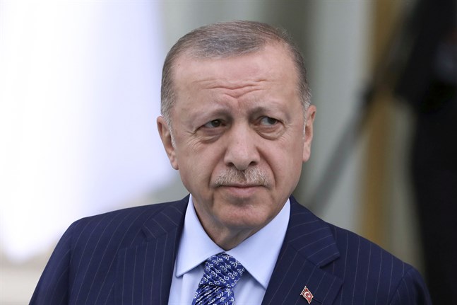 Turkiets president Recep Tayyip Erdogan har ett val att tänka på.