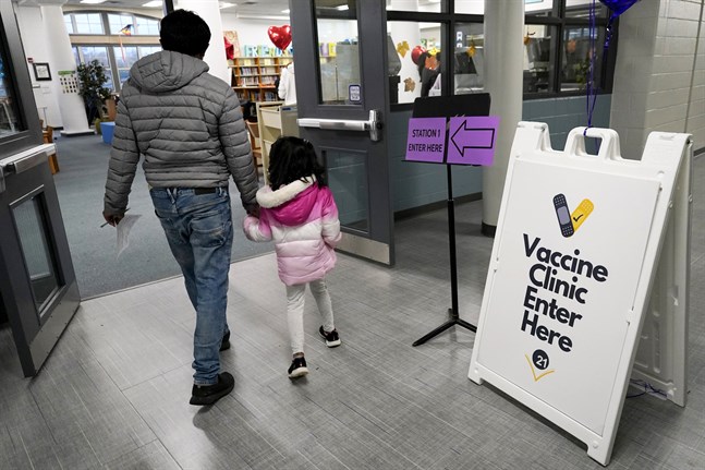 USA:s smittskyddsmyndighet CDC uppmanar fem- till elvaåringar att ta en tredje covidvaccinspruta, en så kallad booster.