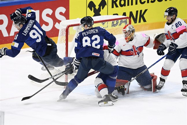 Finland fick in två puckar bakom Ben Bowns i första perioden