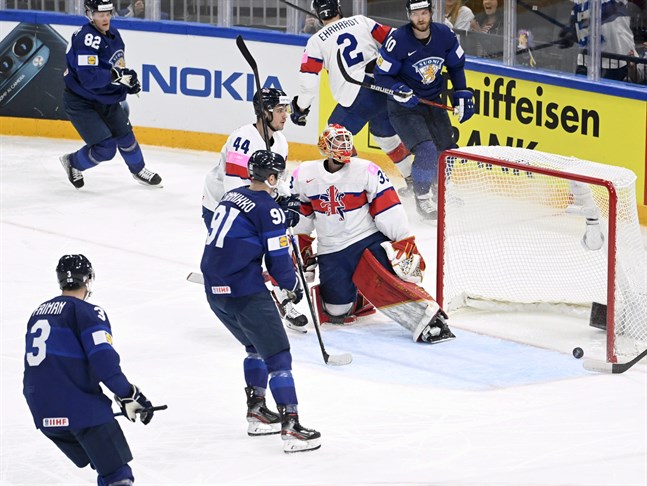 Finland firar Joel Armias 4–0-mål. Pucken gick in via en brittisk skridsko.