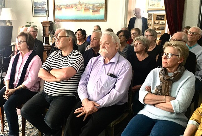 Lasse Backlunds föreläsning Ur Historiens gömmor lockade salen full av publik i Felénska huset på onsdagkväll.