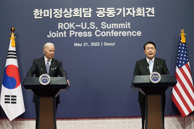 USA:s president Joe Biden lyssnar på Sydkoreas nye president Yoon Suk-Yeoul vid en presskonferens under lördagen.