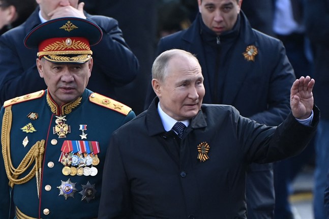 Rysslands försvarsminister Sergej Sjojgu har enligt Pekka Toveri avsiktligt uttalat sig oklart. Här är Sjojgu tillsammans med president Vladimir Putin under "Segerdagens" parad.