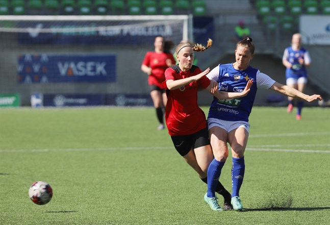 Karoliina Louhiranta, här hemma mot PKKU, hörde till VIFK-spelarna som var friska nog för att resa till Åbo för match.