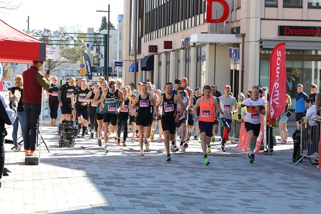 Starten på 5 kilometer i JB Street Run.
