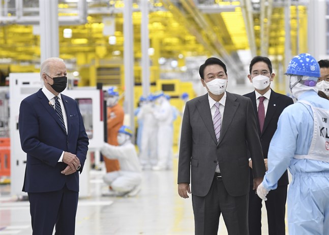 USA:s Joe Biden med Sydkoreas Yoon Suk-You och Samsungs vice ordförande Lee Jae-Yong besökte Samsungfabrik i Pyeongtaek, South Korea.