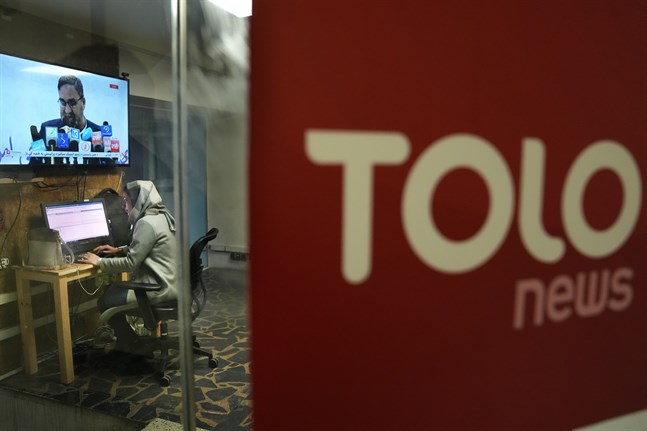 En afghansk journalist arbetar på tv-kanalen Tolos nyhetsdesk. Arkivbild.