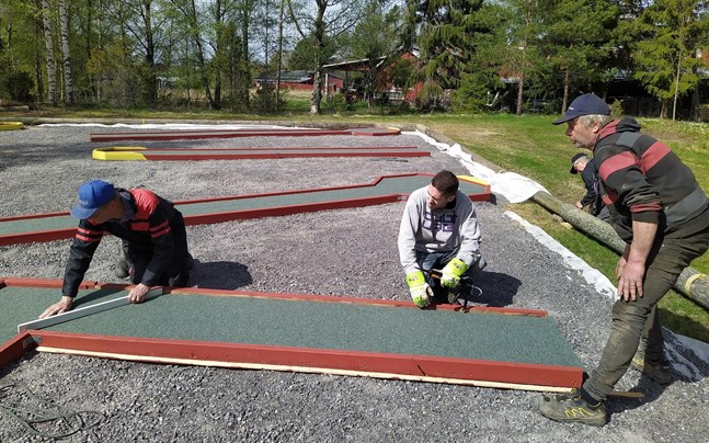 Roy Pärus (till vänster), Dennis Björs och Jan-Erik Nygård fixar till det sista med minigolfbanorna i Perus.